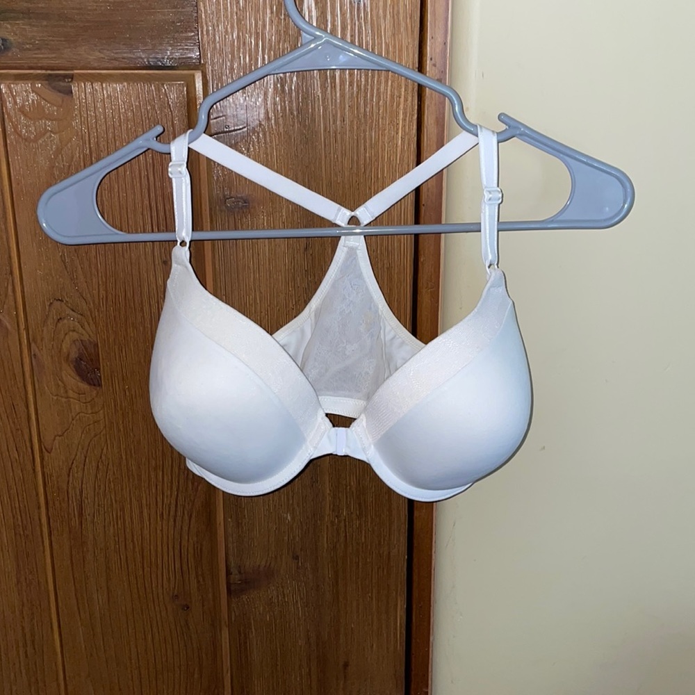 Warners 34D clip in front white bra with lace details